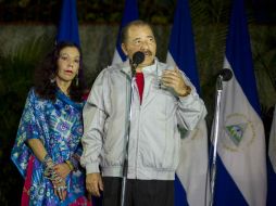 Daniel Ortega (d), y su esposa, Rosario Murillo (i) durante una rueda de prensa. EFE / J. Torres