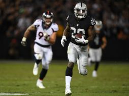 Latavius Murray (28) sostiene el balón durante el partido. AFP / R. Henderson