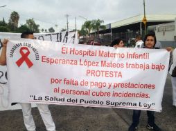 Las mantas que llevan señalan que trabajan bajo protesta por falta de pago y prestaciones al personal que cubre incidencias. EL INFORMADOR / J. Pérez