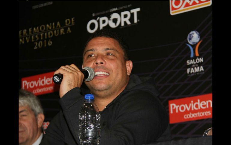 Ronaldo, el delantero brasileño, durante la rueda de prensa previa a la inducción. TWITTER / @famasalon