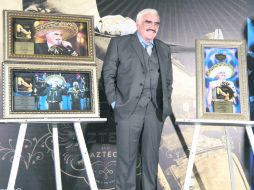 Vicente Fernández recibió ayer un Disco de Oro y uno de Platino por las altas ventas de su disco 'Un Azteca en el Azteca'. EFE /