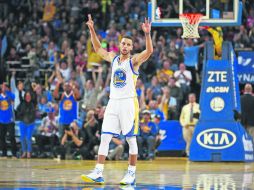 El astro de los Warriors tuvo su primer partido de la temporada con 40 o más puntos. AP /