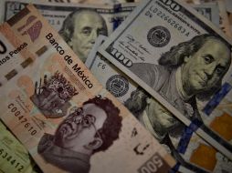 La moneda mexicana se cotiza en cerca de 21 unidades por dólar, mínimo histórico. AFP / Y. Cortez
