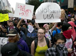 Esta fue una de las decenas de protestas organizadas casi de manera espontánea este miércoles en todo EU. AP / J. Janner