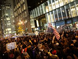 Según cálculos de medios locales, frente a la Trump Tower se habían concentrado unos dos mil manifestantes. AFP / D. Angerer