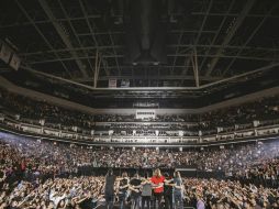 Tenemos que seguir con la lucha, señala Fher, líder de Maná durante un concierto en Sacramento, California. TWITTER / @manaoficial