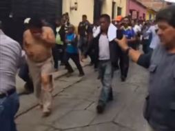 Encinos fue conducido a golpes por la turba durante una hora antes de ser rescatado por la policía. YOUTUBE / Monitor Sur Noticias