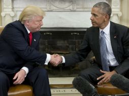 Barack Obama saluda a Donald Trump, al final de su encuentro en el despacho oval en la Casa Blanca, en Washington D.C. EFE /
