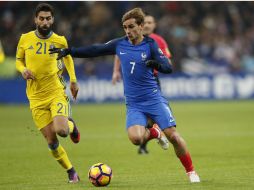 El Francés Griezmann (D) disputa un balón con Durmaz (I), de Suecia. EFE / I. Langsdon