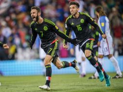 Layún (izq) abrió el marcador del Tri. MEXSPORT / D. Leah