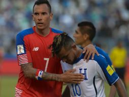 Mario Martínez, de Panamá (I) consuela a Martínez (D) de Honduras al final del partido. AFP / O. Sierra