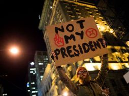 Ante el incremento de casos de xenofobia, el movimiento 'No es mi presidente' toma más fuerza. AFP / D. Angerer