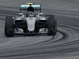 Los bólidos dieron vueltas en una pista mojada, un preámbulo del clima que se espera para la carrera de este domingo. AFP / M. Schincariol