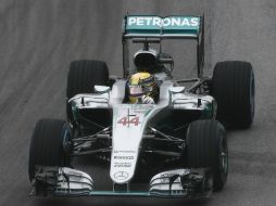 Hamilton mantiene la ventaja sobre su compañero de equipo, quien es actualmente el líder mundial de F1. AFP / M. Schincariol