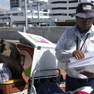 Peña Nieto felicita a todos los carteros en su día