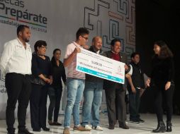 Durante el evento se realizó la entrega simbólica de los cheques a los estudiantes. TWITTER / @GuadalajaraGob