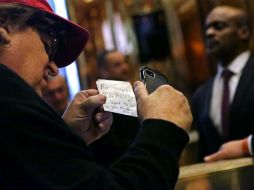 'Señor Trump. Estoy aquí, quiero hablar con usted', le escribió el director en una nota. AFP / Y. Paskova