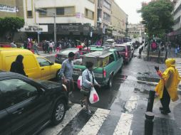 Desorden. Uno de los principales puntos de conflicto se ubicó en la calle Corona, ruta alterna de 16 de Septiembre. EL INFORMADOR / R. Tamayo