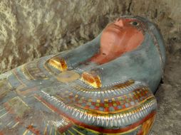 El cuerpo fue encontrado en un sarcófago de madera de colores vivos, en una tumba que podría ser del tercer periodo intermediario. AFP /