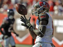 Martino, de los Bucaneros, recibe un pase de anotación de Jameis Winston. AP / S. Nesius