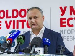 Incluso en los segundos resultados, el lider socialista, Dudon, lleva ventaja sobre la candidata Maia Sandu. EFE / D. Doru