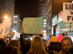 Más de mil personas participaron en la marcha que comenzó a media tarde y se prolongó hasta la noche. AFP / B. Smith