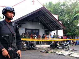 Un policía vigila los alrededores de la iglesia afectada. AFP / STRINGER