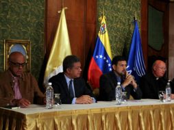 Representantes del gobierno y la oposición Para Maduro, la mesa de diálogo 'va bien'. NTX / ESPECIAL
