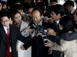 Lee Jae-man es abordado por los medios a su arribo a la fiscalía. EFE / K. Chul-Soo