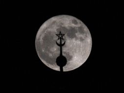 El lunes, el espectáculo de la Superluna en diferentes regiones del mundo suscita gran interés entre medios y aficionados. EFE / A. Senna