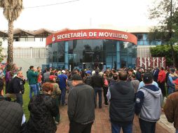Un grupo de transportistas se manifestaron la tarde de este lunes en instalaciones de la Semov. EL INFORMADOR / E. Barrera