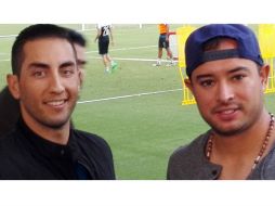 Los dos jugadores de Charros tomaban el lugar en una de las carpas. EL INFORMADOR / A. Ramírez