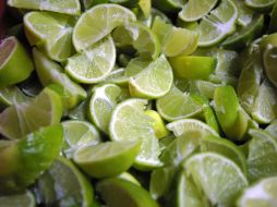 Toma mucha agua de limón, si la bebes por la noche y caliente, la desintoxicación tendrá mayor efecto. EL INFORMADOR / ARCHIVO