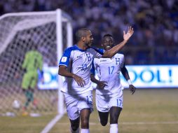 Eddie Hernández festeja su gol ante la Selección de Trinidad y Tobago. AFP / G. Mazariegos