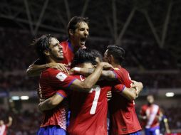 El número siete de Costa Rica, Christian Bolaños (c) celebra su anotación con sus compañeros de equipo. AP / M. Castillo