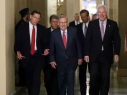 Los republicanos tendrán una mayoría de 52 contra 48 en el Senado. Mitch McConnel (c) liderará al grupo otra vez. AP / A. Brandon