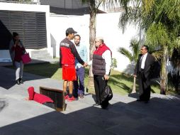 El presidente Guzmán saludó al director técnico, José Guadalupe Cruz, al llegar a las instalaciones de Los Zorros. EL INFORMADOR / J. Robles