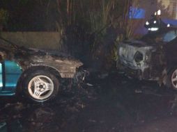 Protección Civil atendió el reporte de los vehículos en llamas en el cruce de las calles Quebrada y Cuarzo. ESPECIAL / Proteccion Civil Guadalajara