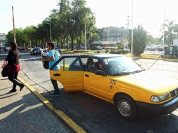 Ciudadanos utilizan el 'taxi colectivo'  por la falta de transporte público en distintos puntos de la ZMG. EL INFORMADOR / E. Barrera
