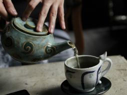 En lugar de tomar café, toma té verde, los antioxidantes disminuyen los niveles de colesterol y luchan en contra de la demencia. EL INFORMADOR / ARCHIVO