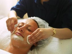 Regenerar, nutrir, hidratar, protegerlo del sol muchos son los beneficios que contienen las cremas para rostro. AFP / ARCHIVO