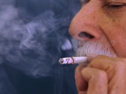 Los principales factores de riesgo son el tabaquismo y respirar humo de leña, solventes o polvos con frecuencia. EFE / ARCHIVO