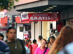 Tapatíos llenaron varios puntos de la ciudad para realizar compras en el 'Buen Fin'. EL INFORMADOR / E. Barrera