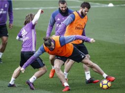 Luka Modric y Karime Benzema (de morado), hacen por el balón contra Gareth Bale (adelante) y Necho Fernández. EFE / E. Naranjo