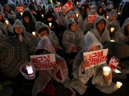 Estas protestas, bajo la luz de las velas o ''smartphones'', se han llevado a cabo hasta ahora de forma pacífica. EFE / J. Heon-Kyun