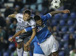 El anotador del gol de la victoria esmeralda, Burdisso (I) disputa un balón por aire con Rodríguez (D) , de Cruz Azul. EFE / A. Cruz