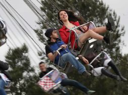 Los asistentes pueden disfrutar desde maquinitas de videojuego hasta columpios voladores. SUN / A. Ojeda