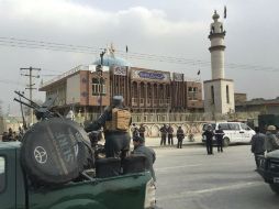 Agentes de seguridad hacen guardia ante la mezquita chiíta Baqir-ul-Olom, donde ocurrió el ataque. EFE / J. Jalali