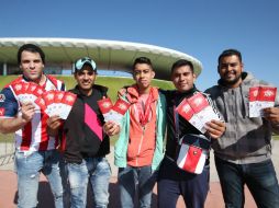 Carlos y sus amigos duraron 13 horas hasta que salieron con sus boletos en mano para el Clásico ante el América. EL INFORMADOR / R. Tamayo