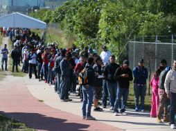 Aficionados acudieron desde tempranas horas este lunes para adquirir su boleto para el Clásico nacional. EL INFORMADOR / R. Tamayo